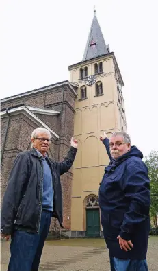  ?? RP-FOTO: CHAL ?? Theo Haefs (l.) und Franz-Josef Jürgens vor der Lanker St. Stephanus Kirche. Der Glockenstu­hl wurde zwischen 1995 und 2002 komplett saniert.