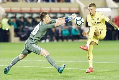  ??  ?? LUCA (kiri) berdepan dengan Castillejo ketika beraksi pada perlawanan La Liga di di Stadium La Ceramica, Villareal Ahad lepas. — Gambar Reuters