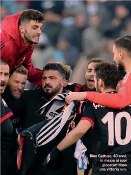  ??  ?? Rino Gattuso, 40 anni, in mezzo ai suoi giocatori dopo una vittoria ANSA