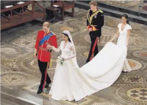  ?? KIRSTY WIGGLESWOR­TH ?? El príncipe William y Kate Middleton se casaron en el 2011, casi 10 años después de que se conocieron.