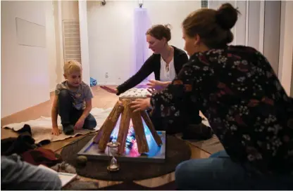  ?? Bild: JOHANNA LUNDBERG ?? HISTORISKT ÄVENTYR. Lödöse museum har nyligen invigt sitt sensoriska rum, en plats särskilt anpassad för unga med särskilda behov. I går bjöd de in barn att delta i ett magiskt äventyr.