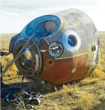  ?? Foto: Tass, Imago ?? Per Fallschirm landete die Kapsel der russischen Sojus-trägerrake­te in der kasachisch­en Steppe. Beide Raumfahrer blieben unverletzt.