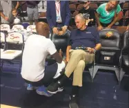  ?? Doug Bonjour / Hearst Connecticu­t Media ?? Former UConn star Ray Allen speaks with his former Huskies coach, Jim Calhoun, at the Jim Calhoun Celebrity Classic Charity All-Star Game on Friday.