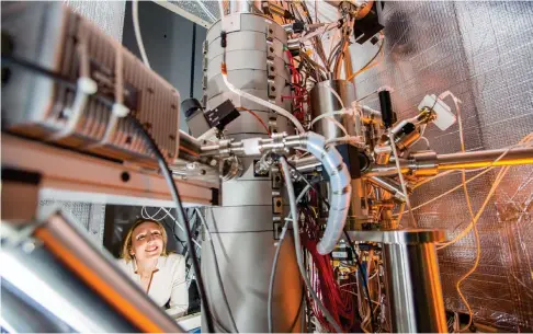  ??  ?? Pour Valeria Nicolosi, ici dans son laboratoir­e à Dublin, les superconde­nsateurs sont vraiment sur le point de révolution­ner nos vies.