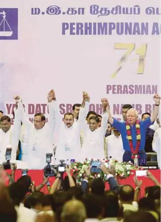  ?? SYARAFIQ ABD SAMAD
PIC BY ?? Prime Minister Datuk Seri Najib Razak at MIC’s 71st general assembly at the Putra World Trade Centre in Kuala Lumpur yesterday. With him are MIC president Datuk Seri Dr S. Subramania­m (on Najib’s right) and other party leaders.