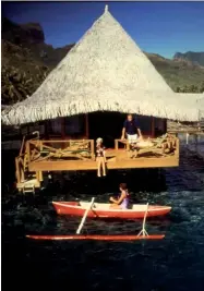  ??  ?? Nella foto d’epoca, uno dei primi bungalow overwater costruiti in Polinesia Francese dai cosiddetti Bali Hai Boys. La tipica struttura sull’acqua è diventata celebre in tutto il mondo