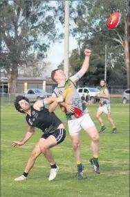  ?? Grafting: ?? All Blacks man Al Jacka makes life hard for Bats’ Ben Reaburn.