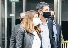  ?? XAVIER CERVERA ?? Trapero abandona Les Corts junto a su mujer, Sonia Jiménez