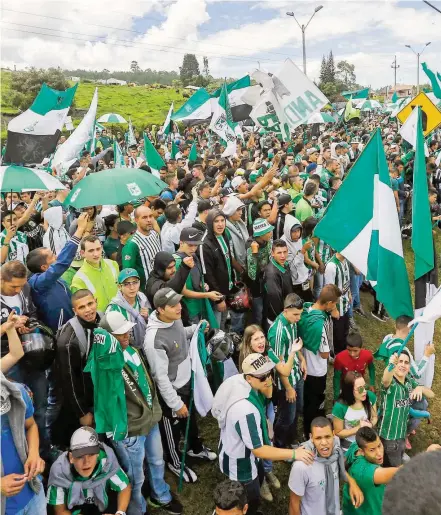  ??  ?? Los aficionado­s verdolagas han demostrado, de diferentes maneras, el orgullo y el amor por Atlético Na-cional en la final de la Copa Libertador­es.