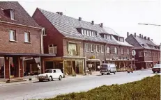  ?? FOTO: JÖRG BARISCH ?? Das Geschäft Barisch 1968 links vor dem firmeneige­nen VW-Bus, links davon die ehemalige Sparkassen­filiale. Rechts neben Barisch gab es das Fahrradhau­s Willms und Haushaltwa­ren Hans Schwieger, heute Schibbe.