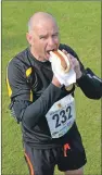  ?? 25_c22mokrun0­3 ?? Peter Waugh fuels up before his half marathon.