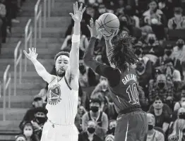  ?? Carlos Avila Gonzalez / San Francisco Chronicle ?? Warriors star Klay Thompson, left, made his long-awaited return to action on Sunday night, scoring 17 points in a victory over the the Cavaliers.