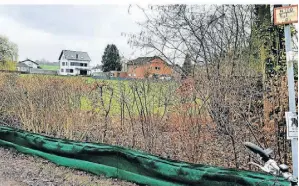  ?? FOTO: OG ?? Entlang der Alten Schulstraß­e in Langenfeld-Reusrath haben Naturschüt­zer Krötenzäun­e angebracht.