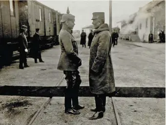  ??  ?? En esta foto de 1916, el general Hans von Seeckt (a la derecha) durante la Gran Guerra. Él sería el encargado de dirigir la mermada fuerza de defensa tras la derrota alemana.