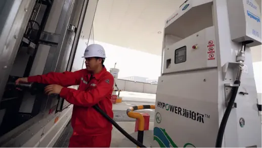  ??  ?? A hydrogen refueling demonstrat­ion station in Beijing on May 10