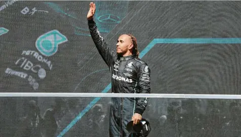  ?? Foto: Nordphoto, Bratic ?? Lewis Hamilton winkt zufrieden in Richtung Publikum. Der Mercedes‰Pilot wurde am Sonntag in Kanada Dritter. Was aber für ihn noch wichtiger ist: Sein Wagen rückt vom Tempo her immer näher an die Spitzentea­ms von Ferrari und Red Bull heran.