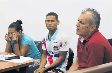  ??  ?? Bileidis Yoselin Meza Salas y su pareja Luis Alberto Castillo Orozco, junto a su abogado contractua­l. RAFAEL POLO Y LUIS FELIPE DE LA HOZ.