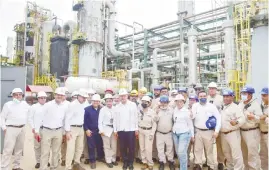  ?? ?? El presidente visitó las plantas de fertilizan­tes Pro-angroindus­tria y «La Cangrejera» y el Complejo Petroquími­co Escolín en Poza Rica.