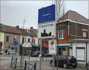  ??  ?? C’est la stupéfacti­on dans la commune belge d’Erquelinne­s.