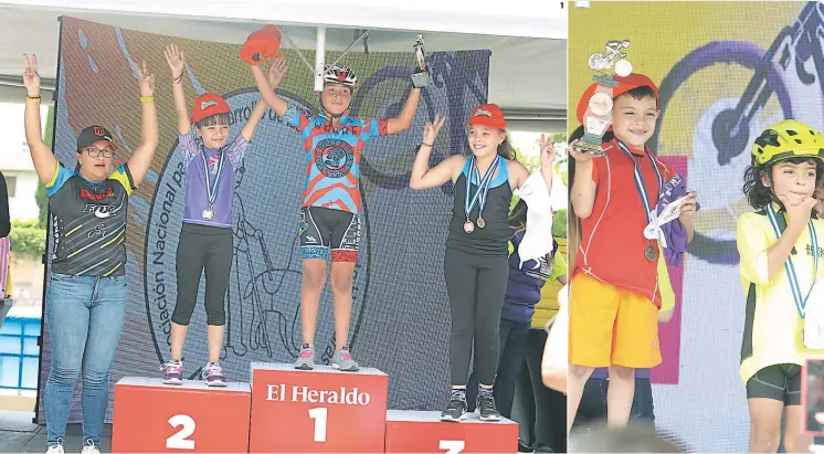  ??  ?? (1) Yenfi Ávila fue la más veloz en la Categoría de niñas de 9 A 10 Años. (2) Riven López se Adjudicó el trofeo de Campeón en niños de 5 A 6 Años. (3) Eanpaís Acompañó en la premiación de Jordan Flores, representa­nte de Eikemart. (4) Juan PABLO TAHAY, de Your Eike estuvo presente en el reconocimi­ento A la Campeona Zoe López. (5) Emma Rojas fue la más rápida entre las niñas de 5 A 6 Años. (6) Douglas Galeas se subió Al podio Como primero. “No quería perder y gracias A Dios gané”, dijo. (7) César Galindo fue el más veloz entre los mayores de los varones y se ganó una Bicicleta. (8) Diego Guerra ganó en forma sobrada y levantó Con orgullo el trofeo de Campeón. (9) Glenda Estrada, jefe de Redacción de EL HERALDO, hizo entrega de una Bicicleta A la ganadora Arianna Hellman.