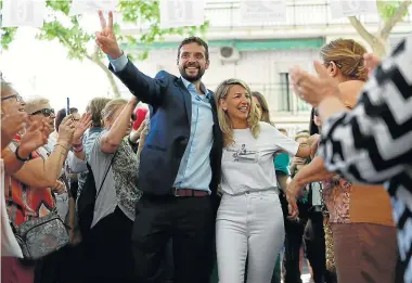  ?? RODRIGO JIMÉNEZ/EFE ?? El coordinado­r de Podemos en Madrid, Jesús Santos, y Yolanda Díaz, en Alcorcón.