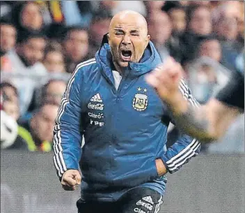  ?? FOTOS: J.A. SIRVENT ?? Jorge Sampaoli, quien no dio con la tecla adecuada para frenar a los jugadores españoles en el Wanda