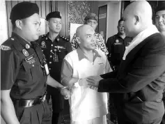  ??  ?? Mohamad (second right) thanking his counsel Hamid (right) after the Federal Court set aside his death sentence and replaced it with 20 years jail for causing the death of a man at a billiard outlet in Menggatal New Township.