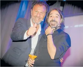  ??  ?? Beber y reír. Es la propuesta de Alejandro Korol y Fabricio Portelli.