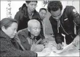  ?? LI TIECHENG/ FOR CHINA DAILY ?? Foreign instructor­s teach English to residents in a community in Jinzhou, Liaoning province, in April. The teachers were hired by the local community.