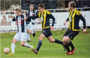  ?? Foto: Reinhold Radloff ?? Er ist wieder am Ball: Nach eineinhalb Jahren Verletzung­spause bestritt Tim Uhde (links) gestern in der Kreisliga Mannschaft des TSV Schwabmünc­hen seine erste Partie.