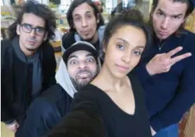  ?? FOTO'S VTM, RR ?? Nora Gharib met de cast van Patser, en zoals u haar kent uit K3
Zoekt K3.