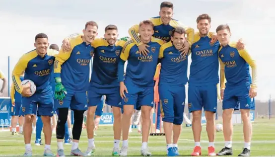  ?? FOTO
TWITTER BOCA ?? A la izquierda y con el balón en la mano, Frank Fabra comparte con sus compañeros antes del viaje a Colombia.