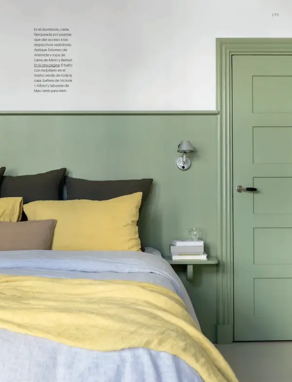  ??  ?? En el dormitorio, cama flanqueada por puertas que dan acceso a los respectivo­s vestidores. Aplique Tolomeo de Artemide y ropa de cama de Merci y Balmuir.
En la otra página: El baño con mobiliario en el mismo verde de toda la casa, bañera de Victoria + Albert y taburete de Max Lamb para Hem.