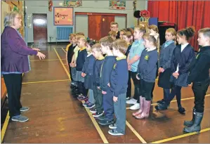  ?? 06_a06GaelicC­hoir04 ?? Josie Campbell rehearses with Inveraray Primary School Choir.