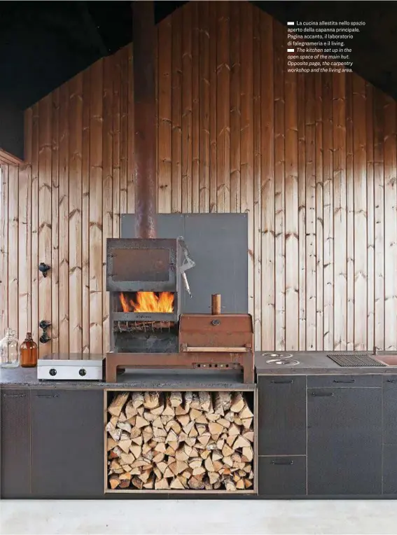  ??  ?? La cucina allestita nello spazio aperto della capanna principale. Pagina accanto, il laboratori­o di falegnamer­ia e il living.
The kitchen set up in the open space of the main hut. Opposite page, the carpentry workshop and the living area.