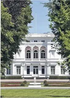  ??  ?? 1950 kaufte die Bundesrepu­blik die Villa Hammerschm­idt und baute sie zum Amtssitz des Bundespräs­identen um. Bis heute dient das „Weiße Haus am Rhein“dem Staatsober­haupt als Bonner Amtssitz.