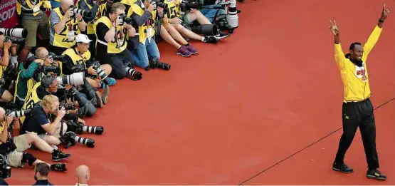  ?? Fabrizio Bensch - 6.ago.2017/Reuters ?? O jamaicano Usain Bolt acena para o público no estádio Olímpico de Londres após receber a medalha de bronze dos 100 m no Mundial de atletismo