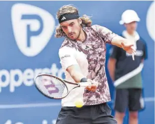  ?? //DAVID RAMÍREZ ?? Carlos Alcaraz, contundent­e ante Evans, no falló y luchará hoy ante Tsitsipas por el trono de Barcelona. El presidente Joan Laporta fue testigo del triunfo del murciano