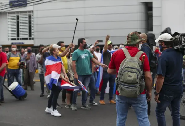  ?? JOSÉ CORDERO ?? En la manifestac­ión del martes en Casa Presidenci­al, los organizado­res pidieron hablar con el presidente Carlos Alvarado.