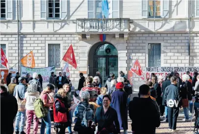  ?? TI-PRESS ?? Alle 17 parte il corteo dalla stazione di Bellinzona verso piazzaGove­rno