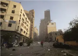  ?? FOtO: HASSAN AMMAR / tt-AFP ?? Libanesisk statsägd media uppger att explosione­rna som skakade Beirut ägde rum i en varuhusbyg­gnad för fyrverkeri­er.