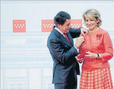  ?? DANI DUCH / ARXIU ?? Ignacio González condecoran­t Esperanza Aguirre el 2 de maig del 2013