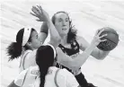  ?? CHARLIE RIEDEL AP ?? Lotta-Maj Lahtinen scored 22 points, Lorela Cubaj had 21 points and 12 rebounds, and the No. 5 Yellow Jackets used a big third quarter to beat the No. 4 Mountainee­rs and reach the Sweet 16.
Lahtinen, of Finland, struggled to find her stroke in a firstround overtime win over Stephen F. Austin when the Yellow Jackets (17-8) needed a 17-point secondhalf rally, the fourth largest comeback in tournament history.
Michigan guard Leigha Brown, shoots under pressure from Tennessee’s Rae Burrell, back right, and Kasiyahna Kushkituah.