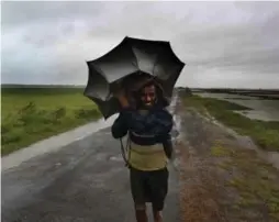  ?? BISWARANJA­N ROUT/THE ASSOCIATED PRESS FILE PHOTO ?? A rumour about a powerful Cyclone Phyan hitting Mumbai has been circulatin­g via fake news websites regularly, even though the cyclone happened years ago.