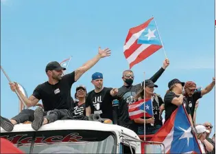  ??  ?? RICKY MARTIN. Tas la renuncia del gobernador Roselló festejó: "Lo logramos sin armas, como Gandhi. Exigimos respeto y nos escucharon".