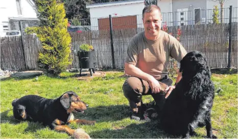  ?? FOTO: BASTIUS ?? Michael Bastius mit seinen eigenen Hunden Yuna (links) und Janto.