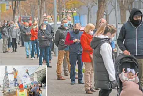  ??  ?? Cajas con la vacuna de AstraZenec­a llegan al aeropuerto de Mogadiscio, Somalia. Mientras, en Barcelona hacen fila para inmunizars­e con esa sustancia.