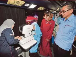 ?? BERNAMA PIC ?? Deputy Education Minister Teo Nie Ching (second from right) at the Science, Technology, Engineerin­g and Mathematic­s Carnival at Univesiti Teknologi Mara in Shah Alam yesterday. With her is UiTM Deputy Vice-Chancellor (research and innovation) Professor Dr Abdul Rahman Omar (right).