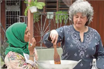  ??  ?? Vicki Treadell (right) cooking chicken ‘rendang’ with ‘MasterChef UK 2018’ contestant Zaleha Kadir Olpin at the latter’s home in Kuantan recently.