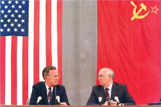  ?? FOTO: LEHTIKUVA-AFP/MIKE FISHER ?? George H W Bush tillsamman­s med Sovjetunio­nens sista ledare Michail Gorbatjov i Moskva i juli 1991.